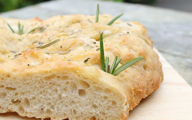 Focaccia brood bakken in een tuinhaard pizza oven