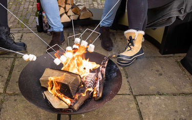 Marshmallows roosteren boven vuurschaal: een gids voor een perfecte avond