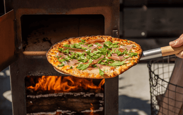 Pizza bakken met kinderen: Leuke activiteit voor in de tuin! (pizza oven op hout)