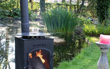 Een tuinhaard met een lange pijp