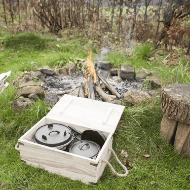 Esschert Design 7-teiliges gusseisernes Lagerfeuer-Kochset mit Holzkiste