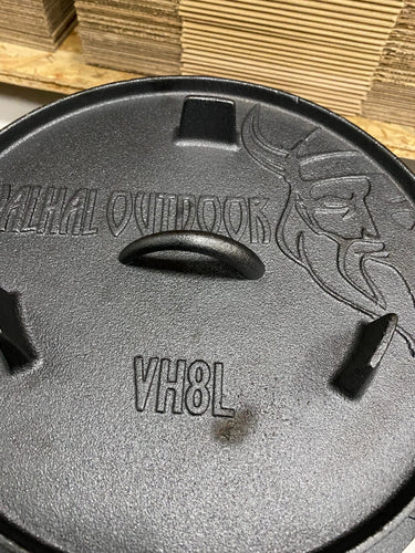 Zweite Wahl Valhal Outdoor - Dutch Oven 8L, mit Füßen - 196